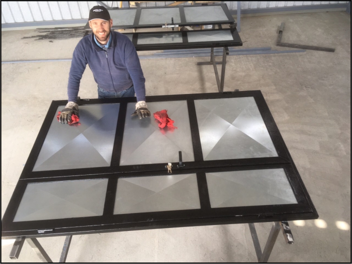 Čelicna podrumska vrata, sa panelima od galvanizovanog lima