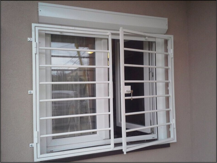 Zaštitne čelične rešetke za dvokrilne prozore sa bravom za otvaranja i zaključavanja.